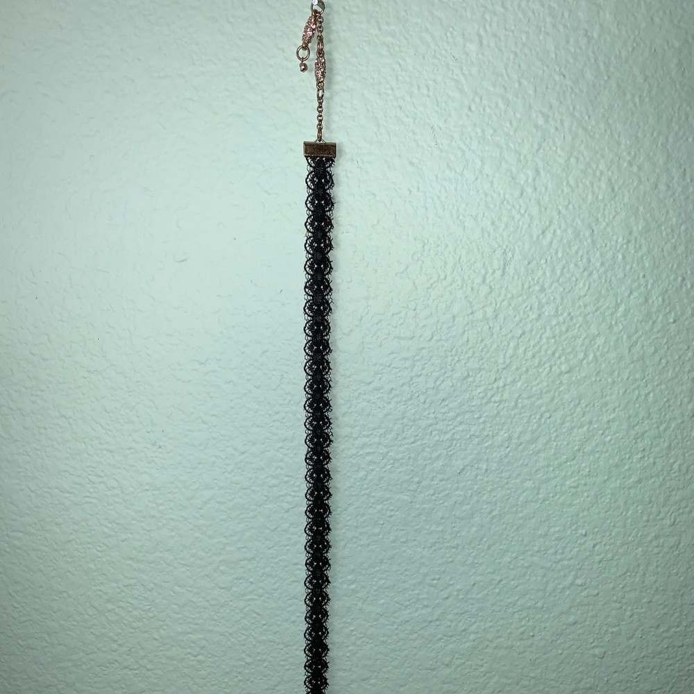 Thin lace choker
